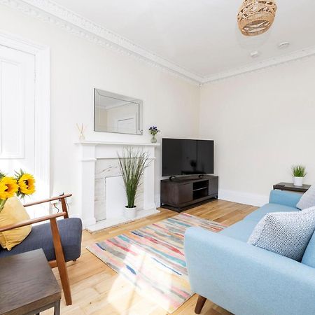2 Bedroom Apartment On Peebles High Street Eksteriør billede