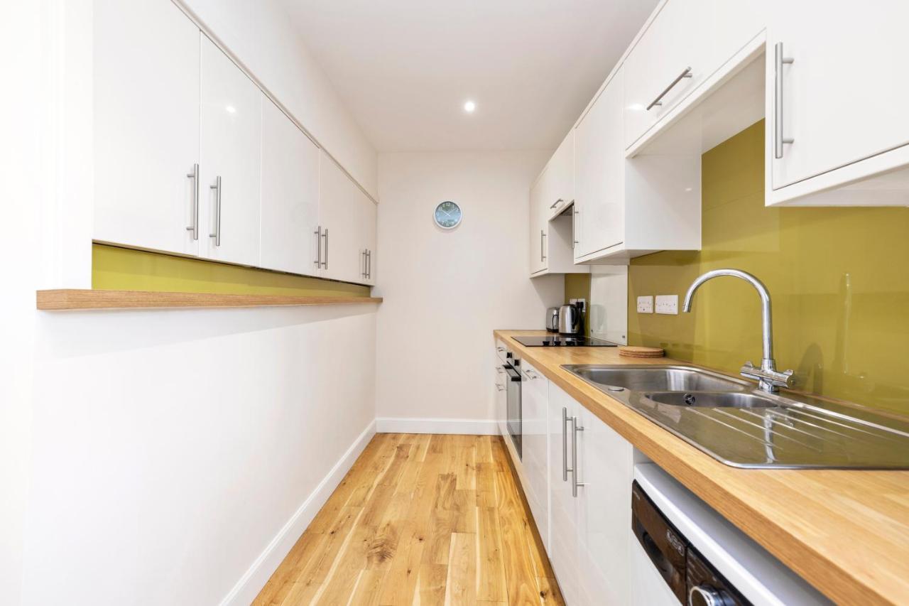 2 Bedroom Apartment On Peebles High Street Eksteriør billede