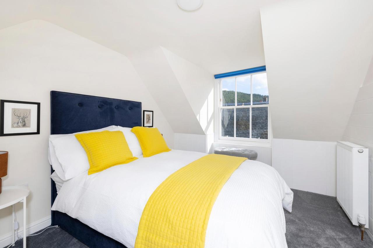 2 Bedroom Apartment On Peebles High Street Eksteriør billede