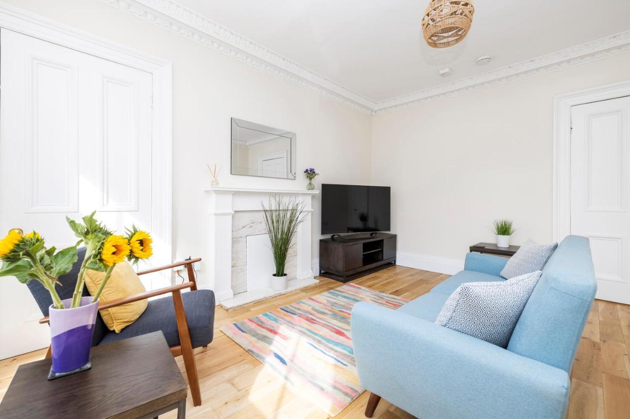2 Bedroom Apartment On Peebles High Street Eksteriør billede