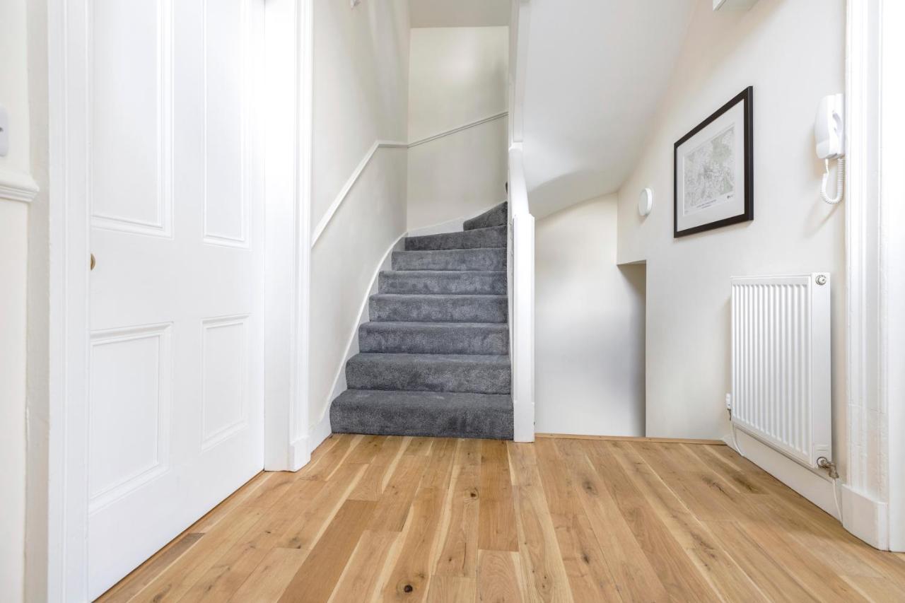 2 Bedroom Apartment On Peebles High Street Eksteriør billede